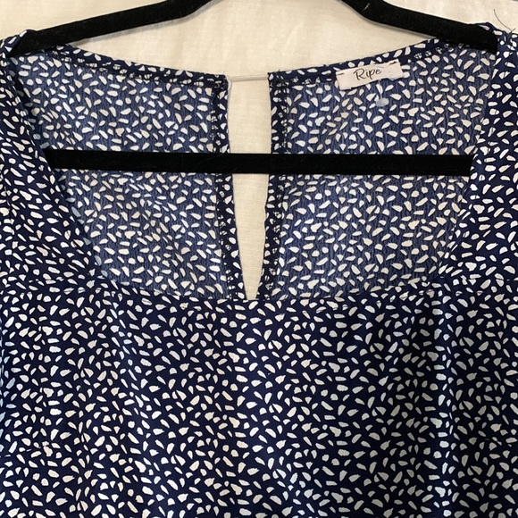 Adorable baby doll dress with squared neck. - Picture 2 of 3